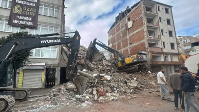 Yıkım anında kaza: İş makinesi operatörü yaralandı