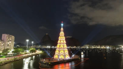 Rio’da 80 metrelik dev yılbaşı ağacı ışıklandırıldı