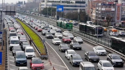 İstanbul’da trafik yoğunluğu yüzde 76: Yağış köprüleri kilitledi
