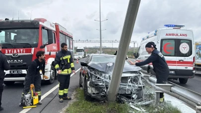 Tekirdağ Ergene’de kontrolden çıkan araç direğe çarptı