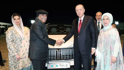 Erdoğan, Pakistan Cumhurbaşkanı'na Togg hediye etti