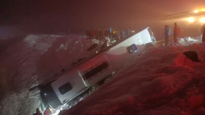 Bingöl'de yolcu otobüsü şarampole devrildi