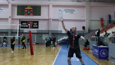 Poşet formalar ve plastik bidonlarla voleybol oynandı