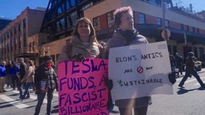 New York'ta göstericiler tesla bayisine zorla girdi