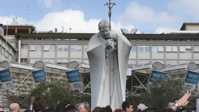 Papa Franciscus, hastaneden taburcu edildi