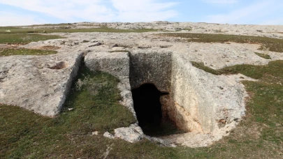 Şanlıurfa'daki libasyon çukurlu kaya mezarı kültür envanterine kaydedildi