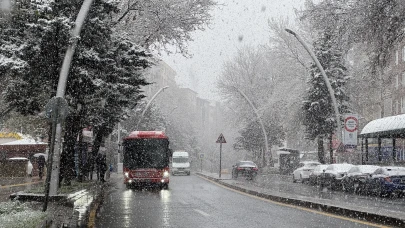 Ankara'da sabah saatlerinde başlayan kar yağışı