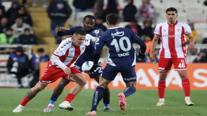 Fenerbahçe, Sivasspor'u 3-1 mağlup ederek şampiyonluk umudunu korudu