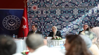 Bakan Göktaş Berlin'de Türk vatandaşlarıyla buluştu: Yaşlılar bayram kutladı