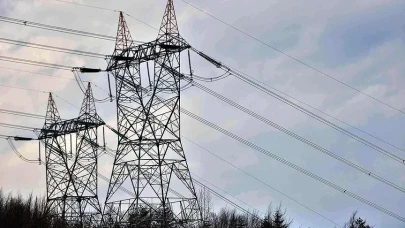 İran'ın Tahran şehrinde, aşırı enerji tüketimi nedeniyle 1103 evin elektriği kesildi