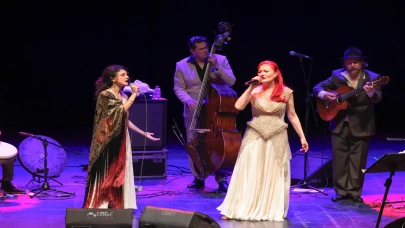 Candan Erçetin ve Barcelona Gipsy Balkan Orchestra, Harbiye'de aynı sahneyi paylaştı