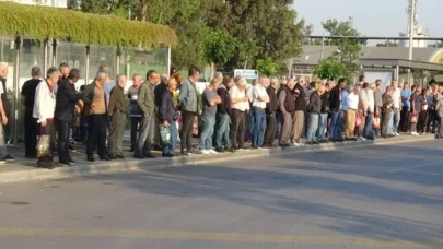 İzmir Büyükşehir'de grev başladı: Vatandaşlar mağduriyet yaşıyor