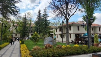 Saraçoğlu Mahallesi'nde Anıt Ağaçların arasında bahar