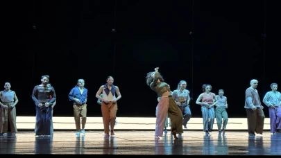 "Deliriyum" AKM'de prömiyer yapıyor: Modern dünyaya akıl hastanesi metaforu