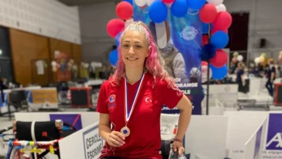Milli Para Eskrimci Şenay Güner Fransa’dan 2 madalyayla döndü