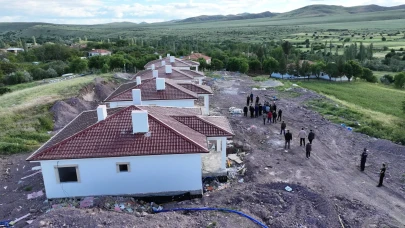 Malatya Arguvan’da deprem konutları yükseliyor: Vali Yavuz çalışmaları yerinde inceledi