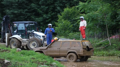 Rize'de Karadeniz Off-Road Kupası heyecanı: Zorlu parkurda 19 araç mücadele etti