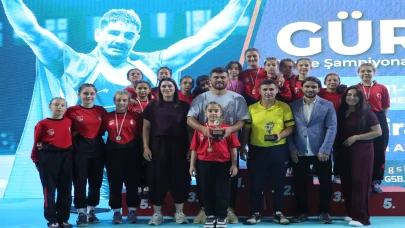 Sivas’ta güreşin minik yıldızları şampiyonluk için mindere çıktı