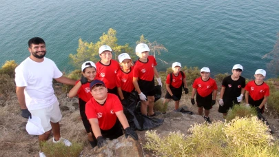 Fethiye'de gönüllülerle çevre temizliği: 400 torba atık toplandı