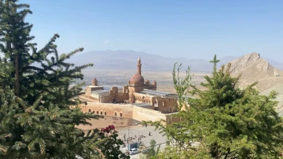 İshak Paşa Sarayı'na yaz döneminde ziyaretçi akını