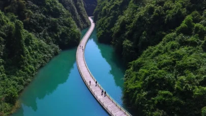 Çin'deki yüzen köprü görenleri şaşırtıyor