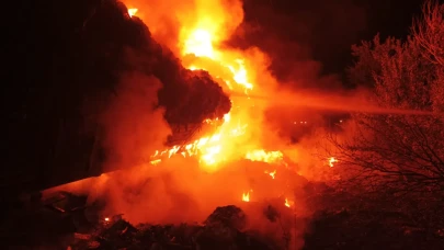 Atık plastik yüklü tırda yangın paniği