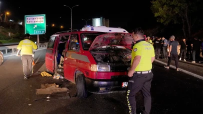 Sultanbeyli'de turistleri taşıyan minibüs kaza yaptı 9 yaralı