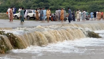 Pakistan'daki muson yağmurları 688 can aldı