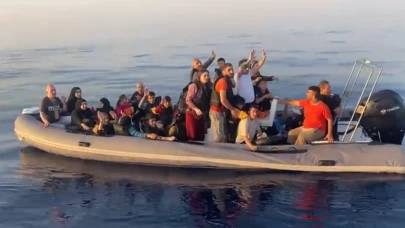 İzmir açıklarında 115 düzensiz göçmen yakalandı: Kaçakçılar da gözaltında