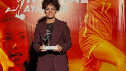 Trabzonspor Kadın Futbol Takımı'nın yıldızı Dilan Bora, yılın defans oyuncusu seçildi