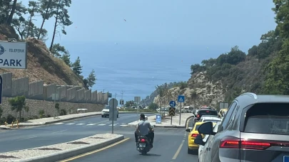 Ölüdeniz'de trafik kaosu devam ediyor
