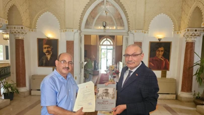 Türkiye'nin Kahire Büyükelçisi Şen Büyük Kahire Kütüphanesi'ne bağışta bulundu