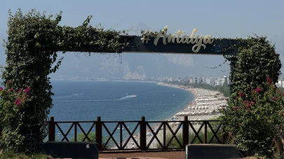 Antalya'da sıcak hava ve yüksek nem sahilleri doldurdu
