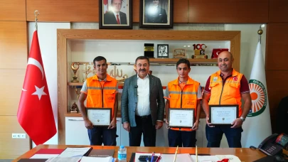 Gölbaşı’ndan örnek davranış: Temizlik işçileri kayıp çantayı sahibine iade etti