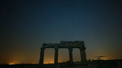 Blaundos Antik Kenti'nde yıldızlarla büyüleyici gökyüzü manzarası