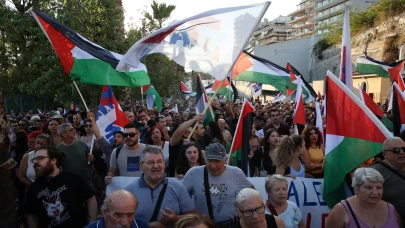 Yunanistan'da Filistin'e destek veren yüzlerce kişi İsrail gemisini protesto etti