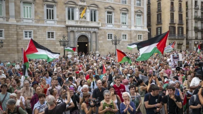 Barselona'da İsrail'in saldırılarına karşı gazetecilerden büyük protesto