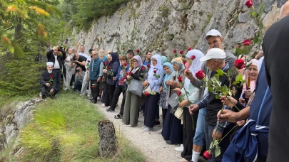 Bosna Hersek'te 33 yıl önceki katliamı unutmamak için 224 gül bırakıldı