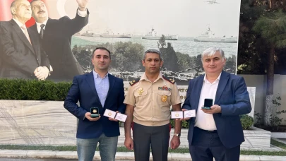 Azerbaycan Savunma Bakanı, AA muhabirlerini "Askeri İş Birliği" rozetiyle onurlandırdı