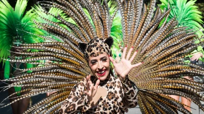 Notting Hill Karnavalı'nda renkli kostümler ve coşku dolu anlar