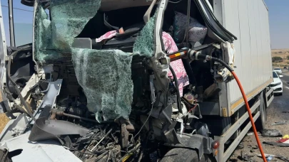 Saman yüklü kamyona çarpan sürücü hayatını kaybetti