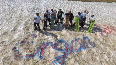 Erzincan'da ağustos sıcağında zirvede kayak keyfi