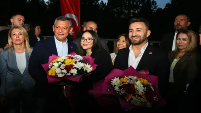 Özgür Özel Uşak’ta Ferdi Zeyrek Salonu’nun açılışını gerçekleştirdi