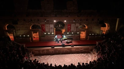 Anjelika Akbar Kibyra Antik Kenti'nde müzikseverlerle buluştu