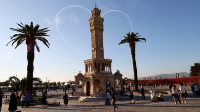 İzmir'de Türk Yıldızları ve SOLOTÜRK'ün Nefes Kesen Performansıyla 103. Yıl Coşkusu