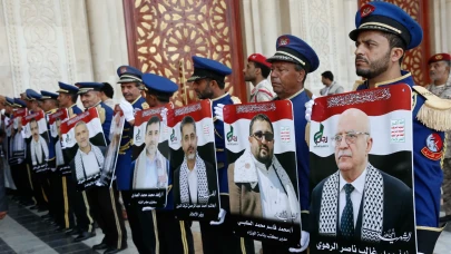 Yemen'de İsrail saldırısında hayatını kaybeden Husi yetkililer için cenaze töreni düzenlendi