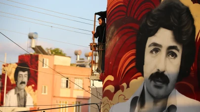 Adana'da Müslüm Gürses ve Ferdi Tayfur'un portreleri binaları renklendirdi