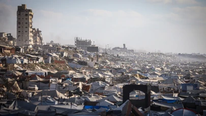 İsrail saldırıları altında binlerce Filistinli Gazze sahiline sıkıştı