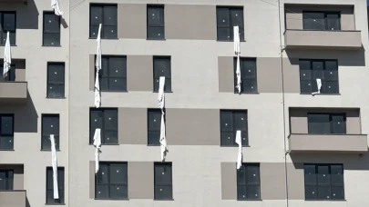 Bolu Kartalkaya yangın felaketine dikkat çekmek için 78 çarşaf asıldı