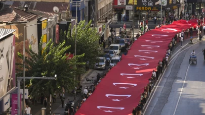 İzmir'in kurtuluşu coşkuyla kutlandı 103. yıl dönümünde 'Zafer Yürüyüşü' yapıldı